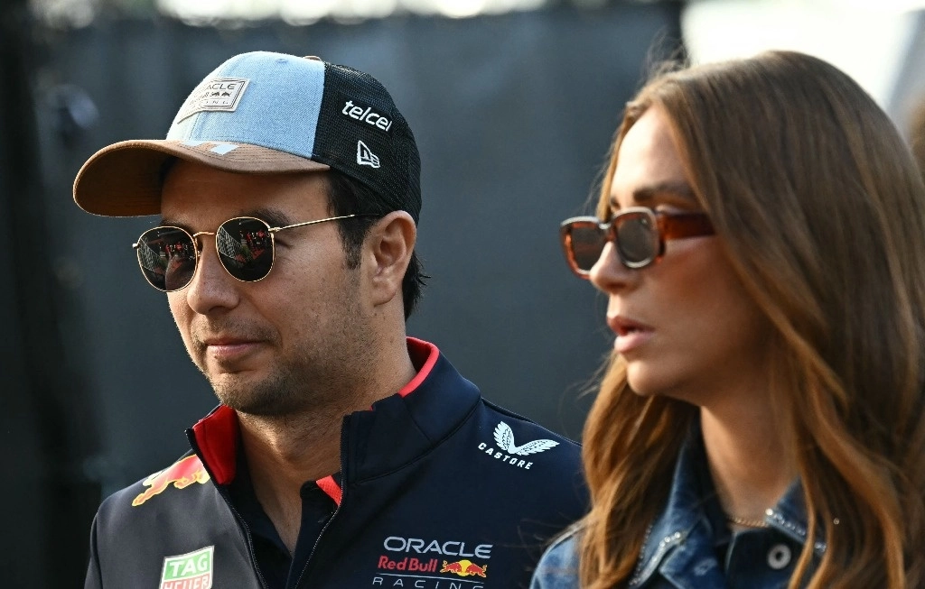 El piloto mexicano de Red Bull Racing, Sergio Pérez, y su esposa Carola Martínez, llegan antes del inicio del Gran Premio de Fórmula Uno de los Estados Unidos en el Circuito de las Américas en Austin, Texas, el 20 de octubre de 2024. Foto Afp