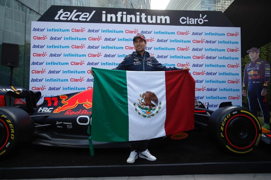 El mexicano Sergio Pérez, de Red Bull, en plena lucha con el monegasco Charles Leclerc, Ferrari, por el subcampeonato de la temporada 2022 de la F1, dijo hoy que su prioridad es ganar el GP en México. Foto Cristina Rodríguez