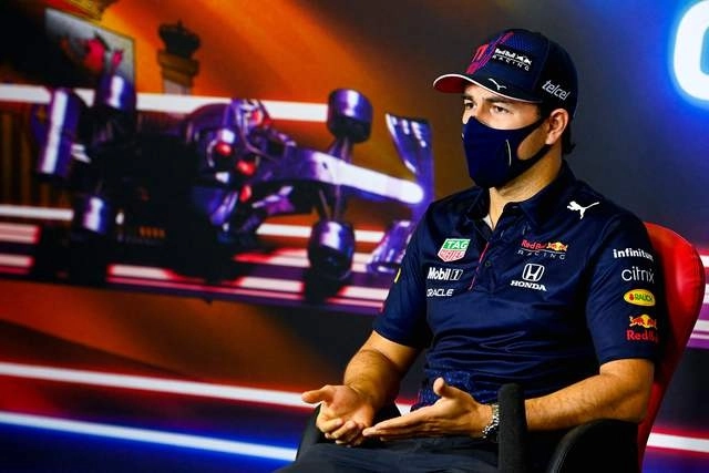 "Hemos tenido un tiempo de pista tan limitado con estos autos este año, con las nuevas reglas de pruebas y en la práctica. Todo llega muy rápido", afirmó ‘Checo’ antes del Gran Premio de España. Foto Mark Sutton / Pool / Afp