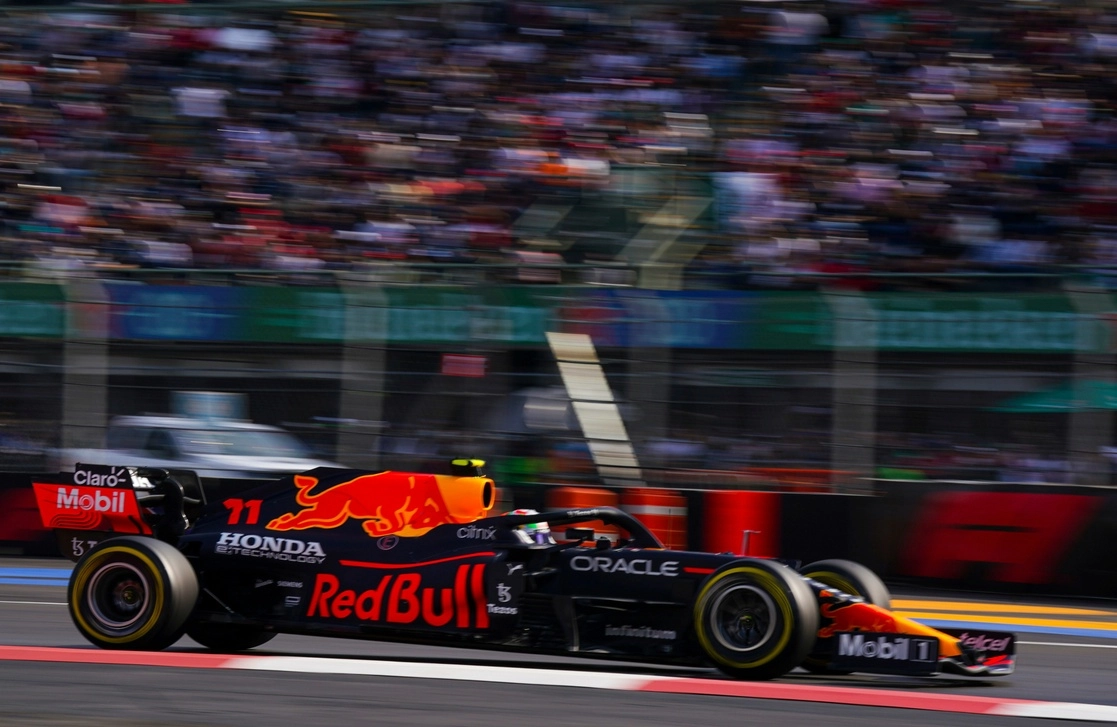 El mexicano Sergio Pérez (Red Bull) advirtió sus intenciones de hacerse de la ‘pole position’ como anfitrión del GP de México al dominar la tercera y última práctica en el Autódromo Hermanos Rodríguez. Foto Ap