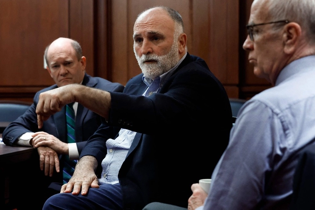 El chef español José Andrés, con los senadores Chris Coons y Peter Welch, durante una entrevista sobre el envío de ayuda humanitaria a Gaza, el 14 de marzo pasado en el Capitolio. Foto Afp 