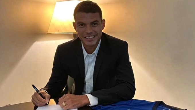 Thiago Silva es el quinto fichaje importante del Chelsea para la nueva temporada tras las llegadas de Malang Sarr, Ben Chilwell, Timo Werner y Hakim Ziyech. Foto tomada del Twitter del @ChelseaFC_Sp
