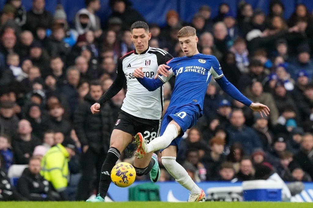 Cole Palmer del Chelsea disputa el balón con Sasa Lukic del Fulham, en la fecha 21 de la Liga Premier. Foto Ap