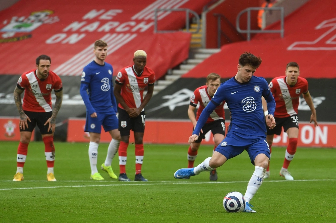 Mason Mount, del Chelsea cobra desde los 11 pasos para marcar el 1-1 definitivo ante Southampton, en la fecha 25 de la Liga Premier. Foto Afp
