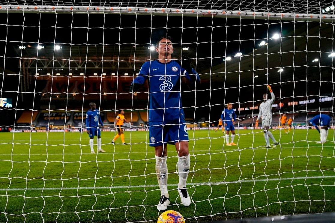 El defensor brasileño del Chelsea, Thiago Silva durante  el segundo gol por parte del Wolverhampton de la Premier League inglesa, el 15 de diciembre de 2020. Foto Afp