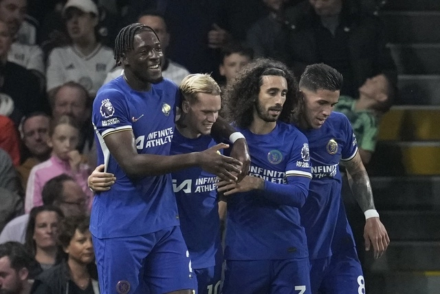 Jugadores del Chelsea festejan la anotación de Mykhailo Mudryk (c,izq). Foto Ap