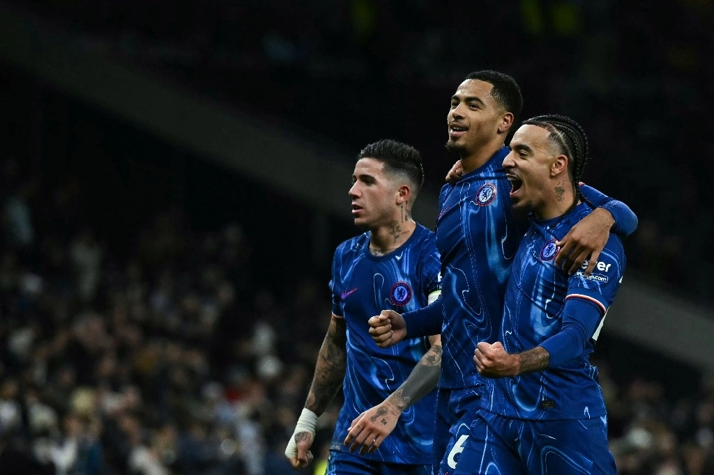 El centrocampista argentino del Chelsea #08 Enzo Fernández, el defensa inglés del Chelsea #06 Levi Colwill y el defensa francés del Chelsea #27 Malo Gusto celebran al final del partido de futbol de la Premier League inglesa entre el Tottenham Hotspur y el Chelsea en el Tottenham Hotspur Stadium en Londres, el 8 de diciembre de 2024. El Chelsea gana 4-3 contra el Tottenham. Foto Afp