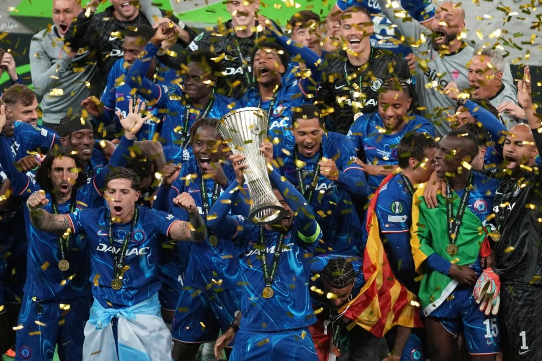 Reece James, del Chelsea, sostiene el trofeo mientras celebra con sus compañeros tras ganar la final de la Europa Conference League entre el Real Betis y el Chelsea en Breslavia, Polonia, el viernes 7 de junio de 2019. Foto
