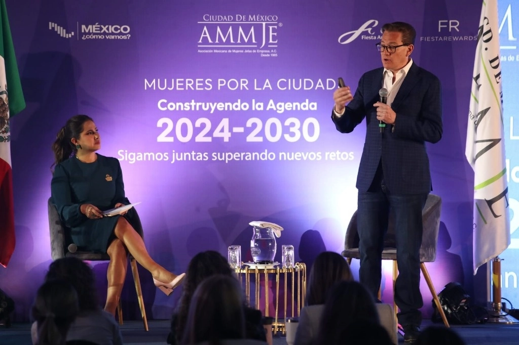 Salomón Chertorivski, candidato por MC para la Jefatura del Gobierno capitalino, participa en el evento "Mujeres por la Ciudad: Construyendo la agenda 2024-2030", en un hotel de la metrópolis, el 6 de marzo de 2024. Foto Yazmín Ortega Cortés