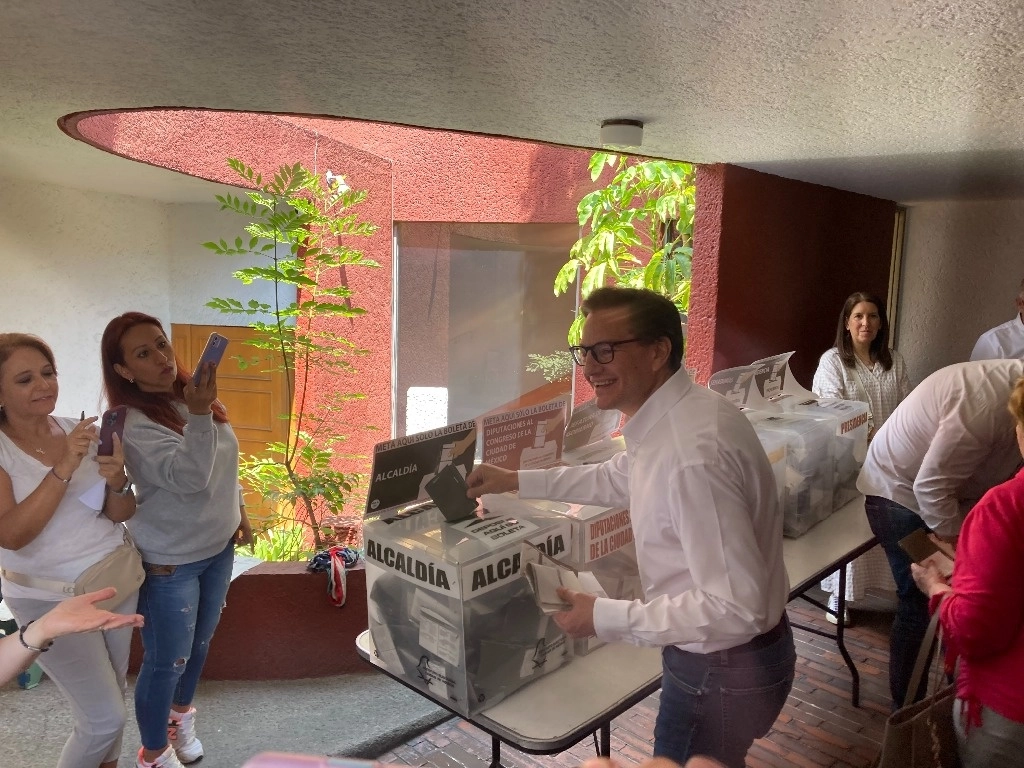 Poco antes de las 11 de la mañana el candidato a la jefatura de Gobierno, por el Movimiento Ciudadano, Salomón Chertorivski, votó en la casilla 11, en las Lomas de Chapultepec. Foto Bertha Teresa Ramírez 