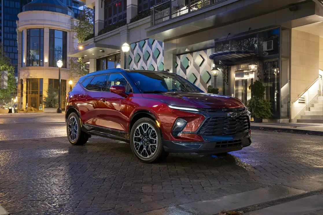 Este SUV mediado recibe una ligera puesta al día en su estética y equipamiento interior, con miras a refrendar su presencia y participación en este segmento.
Fotos. Cortesía General Motors.
