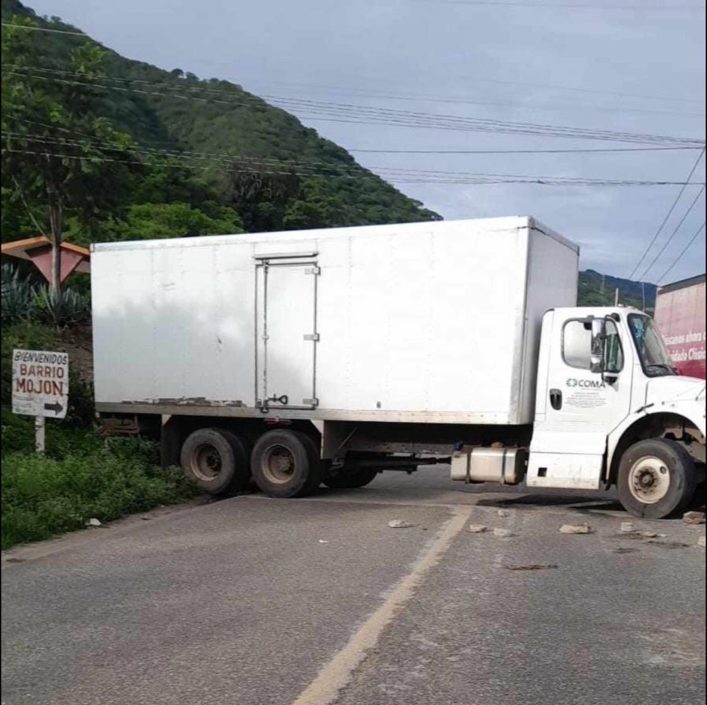 Presuntos delincuentes bloquearon con un tractocamión el paso en una carretera del municipio de Motozintla, en la sierra de Chiapas, donde en las últimas horas se han intensificado las disputa entre bandas rivales. Foto tomada de la red social X de Isaín Mandujano 