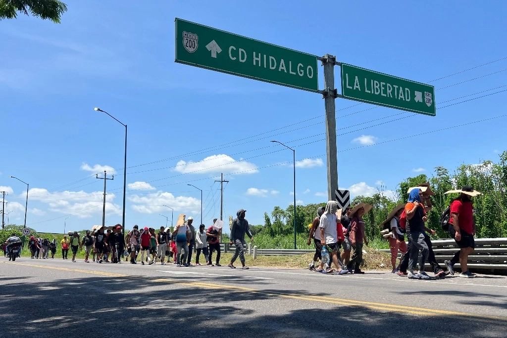 El contingente de aproximadamente 500 extranjeros partió rumbo a Tapachula, en el estado de Chiapas. Foto Edgar H. Clemente 