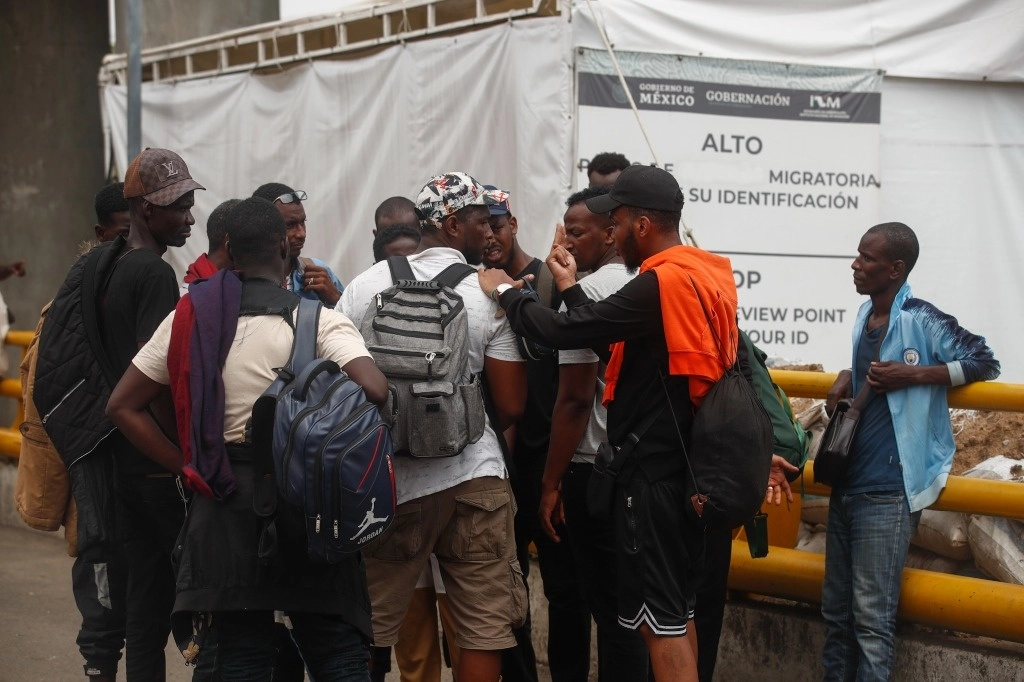 Grupo de migrantes afuera del INM de Tapachula, Chiapas, el 15 de mayo de 2023. Foto Víctor Camacho