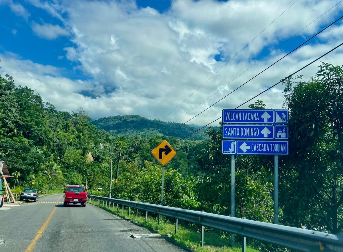 Autoridades estatales y municipales iniciarán este año la construcción de un andador turístico hacia el volcán Tacaná, que comparten México y Guatemala, para impulsar el turismo y la conservación de la biodiversidad. Foto
