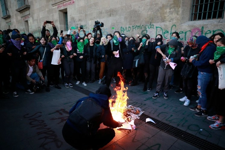 Feministas protestan frente a Palacio Nacional contra la violencia de género. Foto Alfredo Domínguez/ archivo