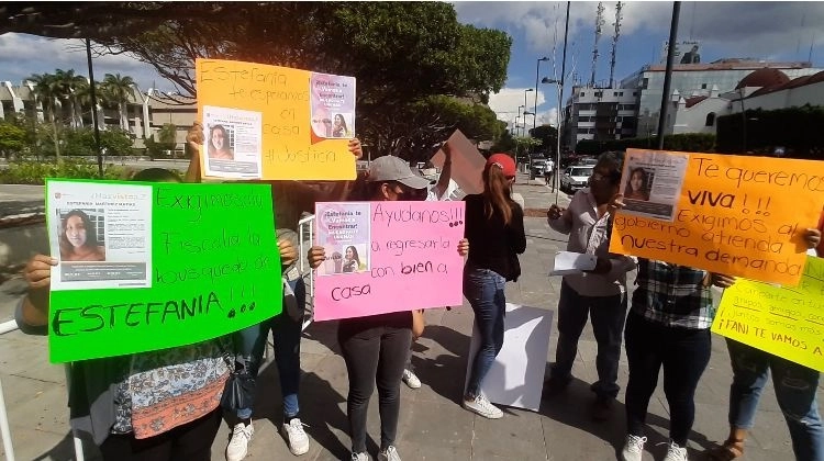 Familiares y amigos se manifestaron este sábado para exigir la localización de Estefanía Martínez. Foto La Jornada