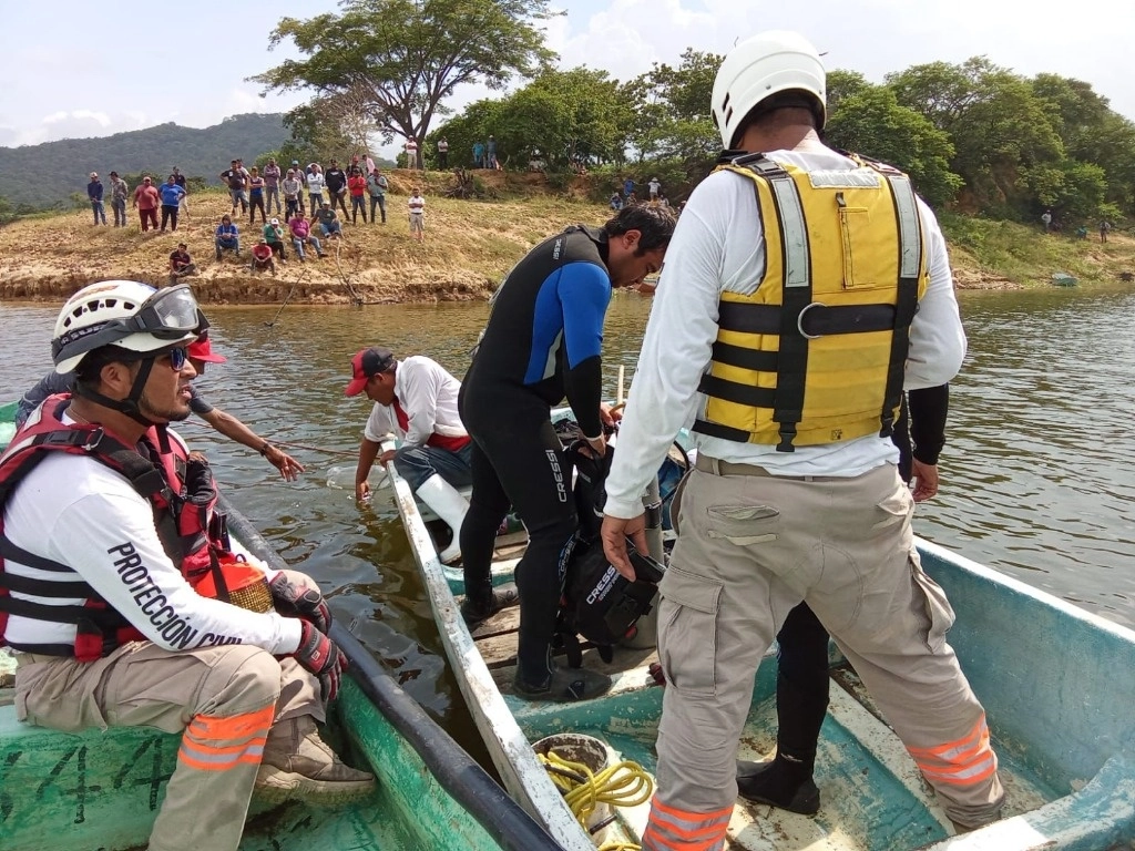 En un comunicado difundido la noche de este martes agregó que un grupo de buzos de Protección Civil Chiapas se trasladó al lugar, realizando dos inmersiones, pero “hasta el momento no se ha logrado un resultado positivo”. Foto La Jornada.