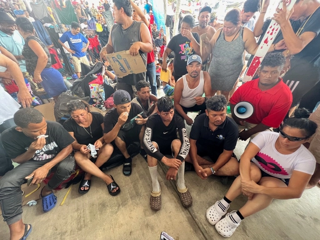 Siete integrantes de la caravana migrante que permanece en Huixtla, Chiapas, se cosieron los labios exigiendo documentos para transitar por el país. Foto Edgar H. Clemente  