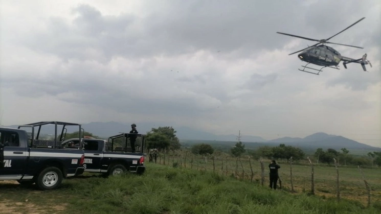 Con la finalidad de encontrar a los 16 trabajadores de la Secretaría de Seguridad y Protección Ciudadana de Chiapas secuestrados la tarde del martes por un comando, autoridades estatales y federales desplegaron ayer más de mil efectivos. Foto ‘La Jornada’