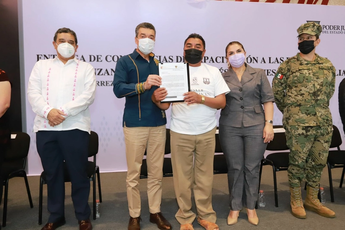 Autoridades de los tres poderes del estado de Chiapas entregaron la constancia de liberación a 199 internos en penales. Foto La Jornada