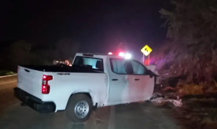 La camioneta sufrió el impacto en la parte delantera. Foto que circula en redes sociales