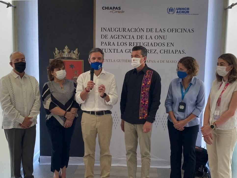 Representantes de la Acnur y el gobernador de Chiapas durante el acto de inauguración. Foto La Jornada