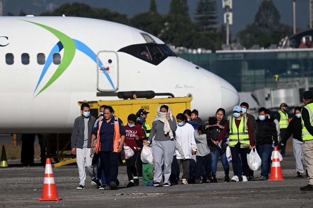 Chicago fue seleccionada debido a su gran población inmigrante y al enfrentamiento público entre Trump y el alcalde demócrata Brandon Johnson. En la imagen, migrantes guatemaltecos deportados a su país en diciembre de 2024. Foto Afp.