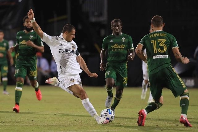 Los Ángeles Galaxy debutaron con una derrota 2-1 ante Portland Timbers en el torneo de reanudación de la liga de futbol norteamericana (MLS) en un partido en el que su estrella, ‘Chicharito’ Hernández anotó su primer gol desde su llegada a la competición. Foto Mike Ehrmann / Getty Images / Afp