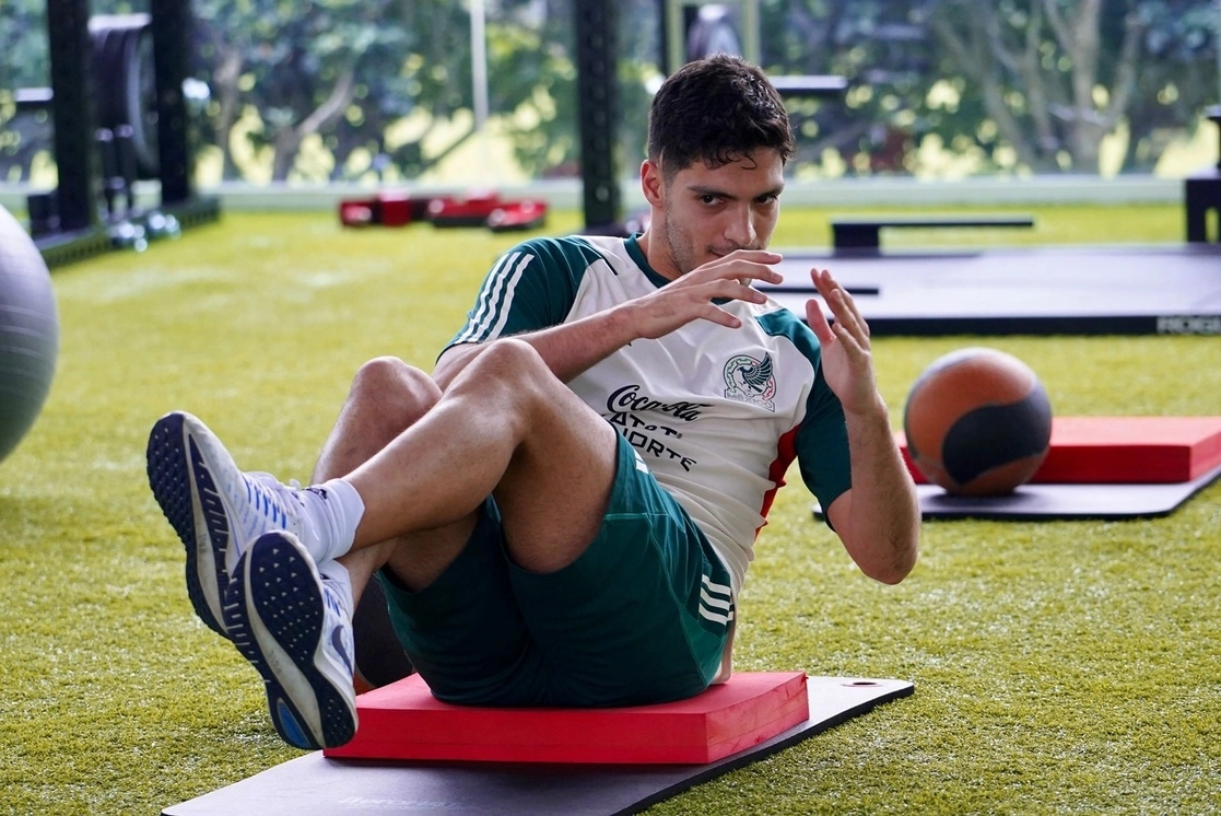 Raúl Jiménez, quien aún no está recuperado al 100 por ciento, sí aparece en la lista de convocados. Foto tomada del Instagram de @miselecciónmx