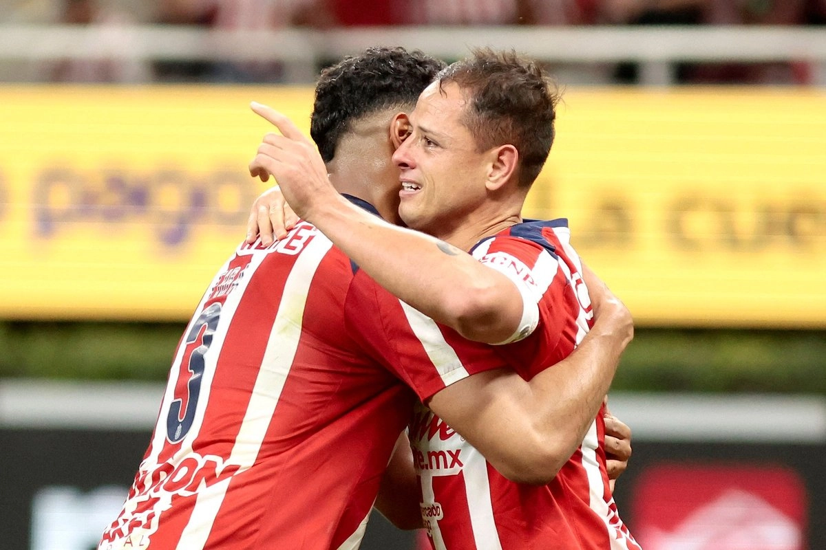 'Chicharito' Hernández (der.), quien no convertía frente al arco desde febrero pasado, sentenció la goleada con un remate de cabeza en el 90+4. Foto