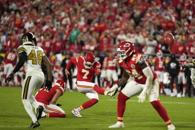 Un acarreo del corredor Kareem Hunt adelantó a los Chiefs en el primer cuarto. Foto Ap