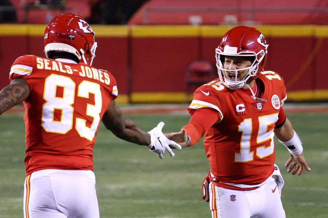 Seals Jones celebra con Patrick Mahomes el triunfo de su equipo. Foto Afp