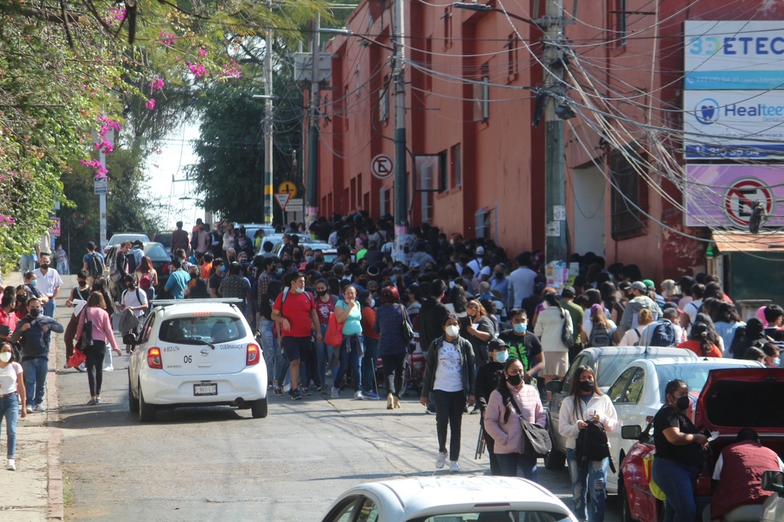 Jóvenes de 15 a 17 años hicieron largas filas ayer para ser inoculados contra el Covid-19, en la sede de vacunación ubicada en el ayuntamiento en Cuernavaca, Morelos, donde no se respetaron medidas sanitarias de sana distancia. Foto Rubicela Morelos Cruz