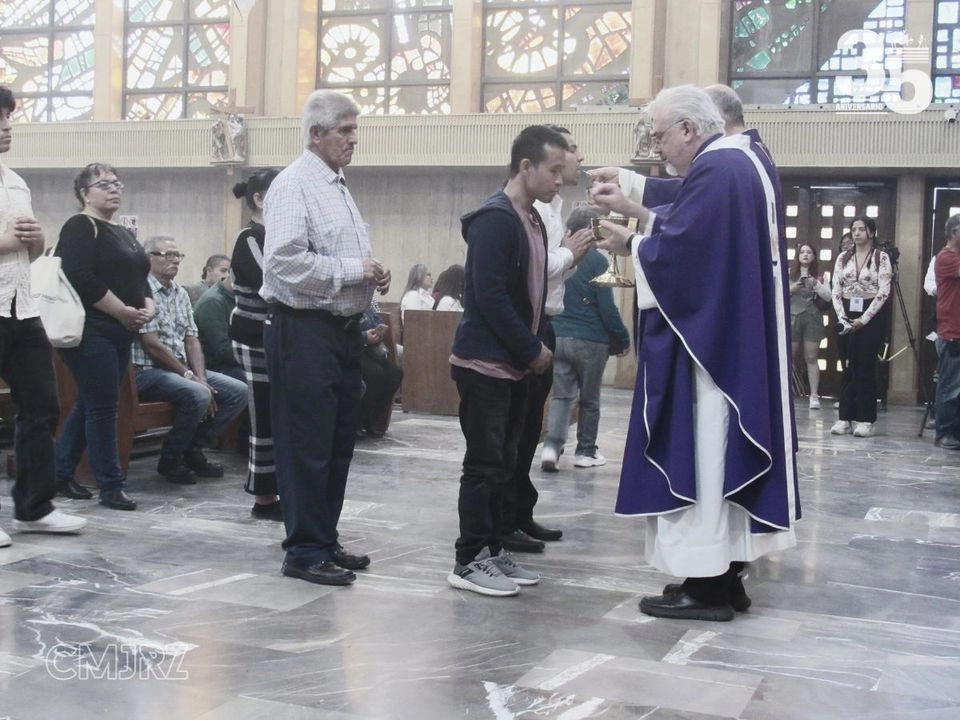 Aspecto de una misa en la Catedral de Ciudad Juárez, este jueves, a dos años del incendio de la estancia migratoria del puente internacional Lerdo. Foto cortesía 
