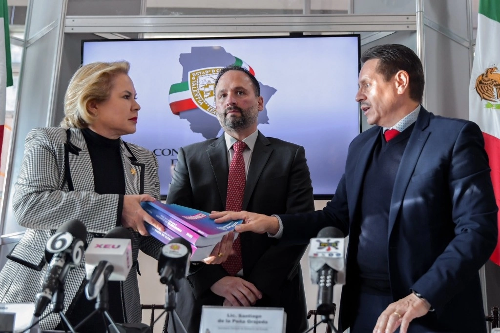 Autoridades de Chihuahua entregaron el Paquete Económico 2024 a la presidenta del Congreso del Estado. Foto @GobiernoEdoChih