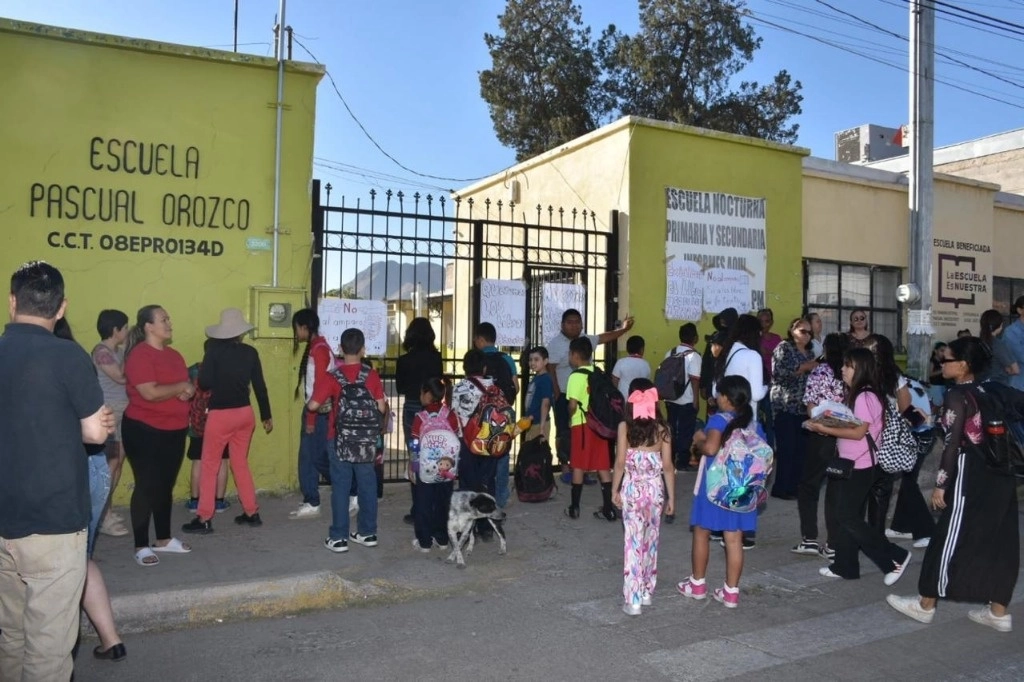 En la manifestación de este viernes, al menos cien de las madres y padres de familia de la escuela exigieron que se permita a los maestros usar los libros. Foto tomada de X.