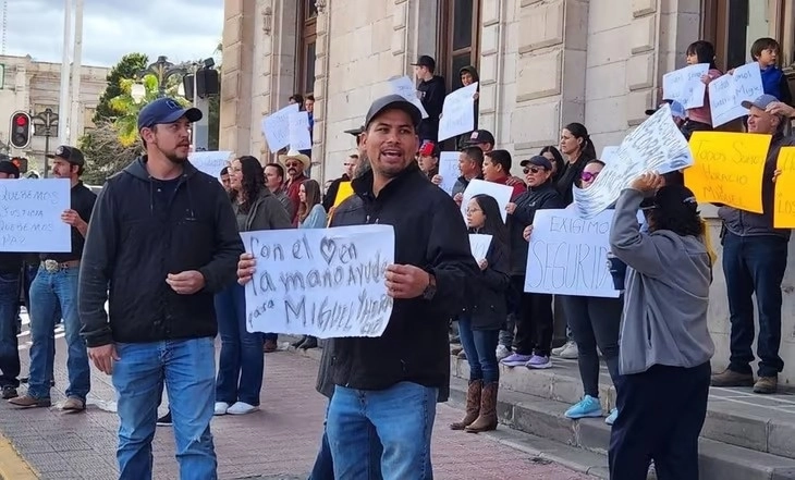 Los mormones bloquearon el tránsito en las calles Aldama, Guerrero y Escorza, alrededor del palacio de gobierno de Chihuahua. Foto tomada de X.