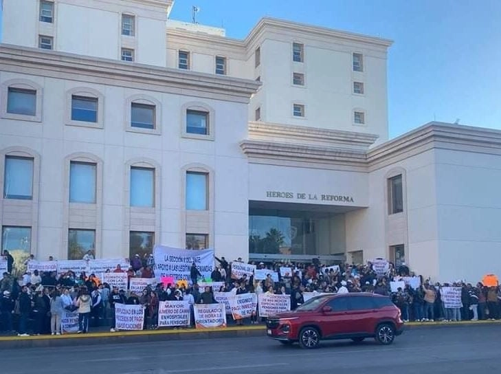 En un comunicado, la Sección 42 del SNTE emplazó a que los trabajadores de la educación y docentes reciban los estímulos íntegros, aportando el gobierno del estado el diferencial. Foto La Jornada