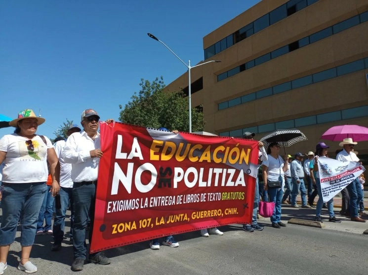 Los profesores exigen les entreguen el material. Foto Jesús Estrada