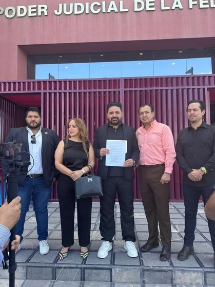 El diputado local Francisco Sánchez Villegas (centro), interpuso un amparo para detener la distribución de los libros de texto gratuito en Chihuahua, al alegar que su contenido es "fentanilo populista". Foto tomada de Twitter @FrankCongress.