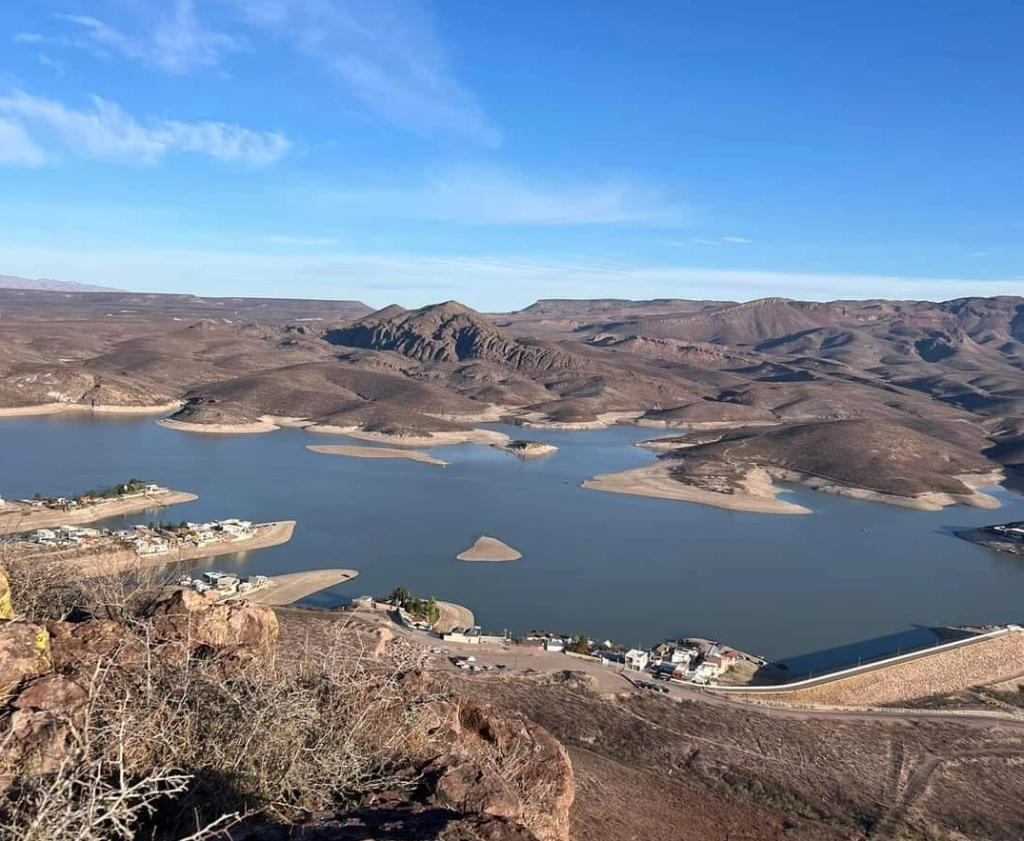 Panorámica de la presa Las Vírgenes, en Rosales, Chihuahua. Foto tomada de Facebook https://www.facebook.com/groups/1497878727178697/user/100015991087610/