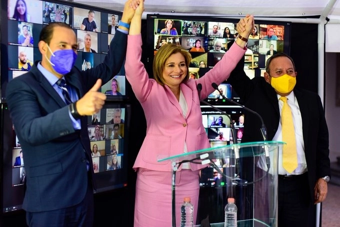 La candidata junto a los presidentes nacionales del PAN y PRD, Marko Cortés y Jesús Zambrano. Foto @MaruCampos_G
