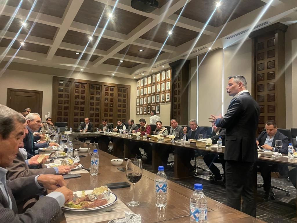 El ex gobernador de Oaxaca en la reunión con empresarios de Chihuahua. Foto La Jornada