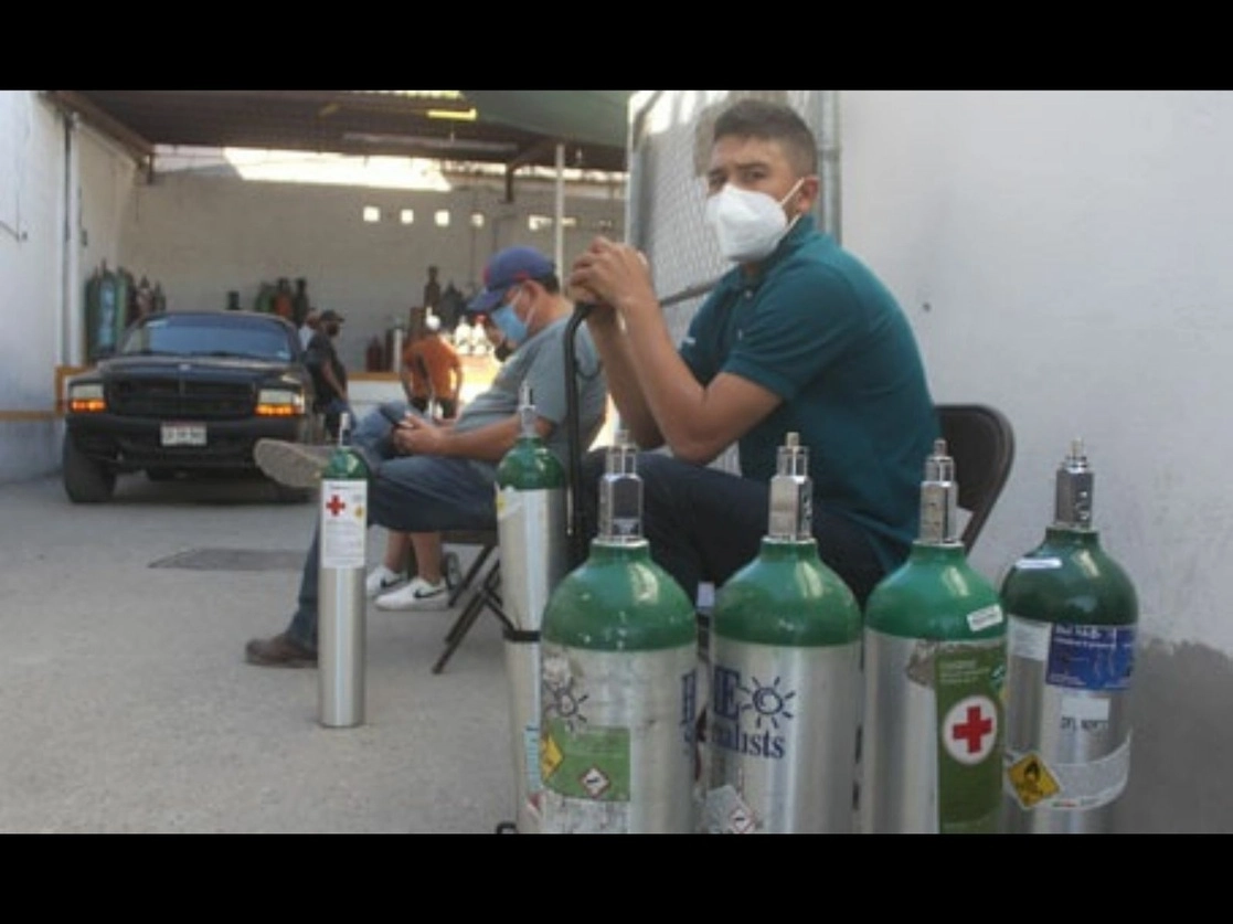 En Ciudad Juárez, la espera para rellenar tanques de oxígeno para pacientes con Covid-19 es hasta de dos horas, debido a la alta demanda por el aumento récord de casos. "Estamos ante un rebrote mucho más agresivo", dijo el alcalde Armando Cabada. Foto Cuartoscuro