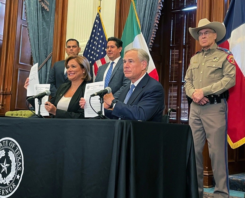 Maru Campos y Greg Abbott durante la firma del acuerdo binacional. Foto Ap