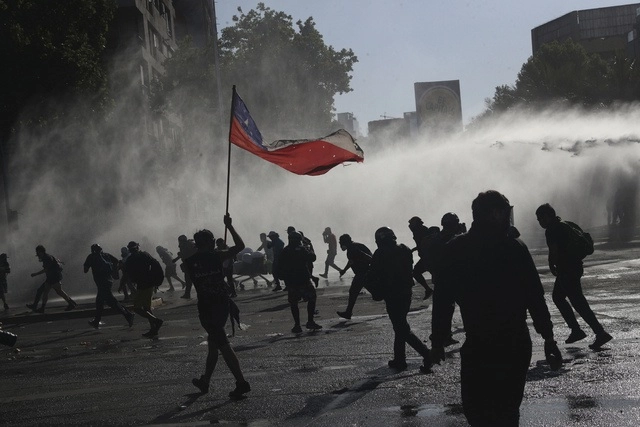 El plebiscito en Chile se realizará en medio de la reanudación de las protestas sociales iniciadas hace un año.  Foto Ap