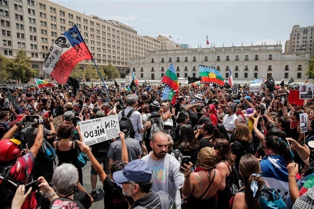 Manifestantes protestan contra el gobierno chileno frente al Palacio de La Moneda, en Santiago, la capital del país.  Foto Afp 