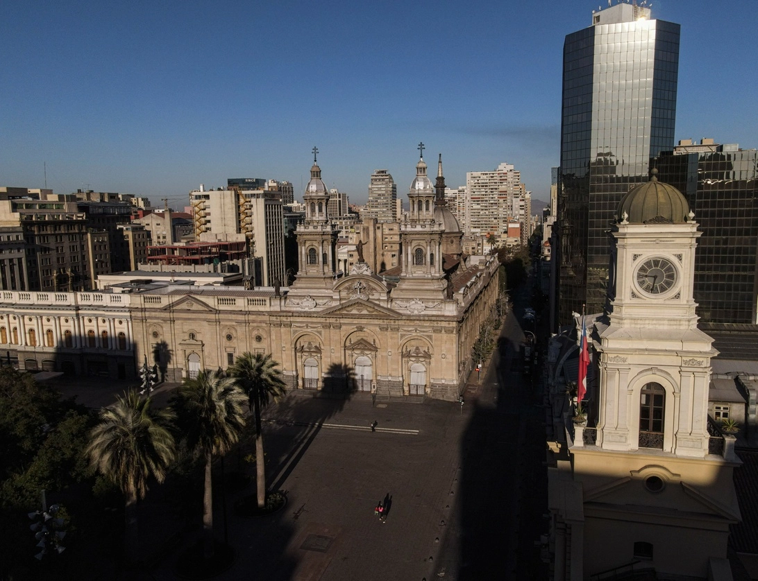 Las calles de Santiago lucen vacías luego de que el gobierno chileno emitiera nuevas medidas anticovid. Foto Ap