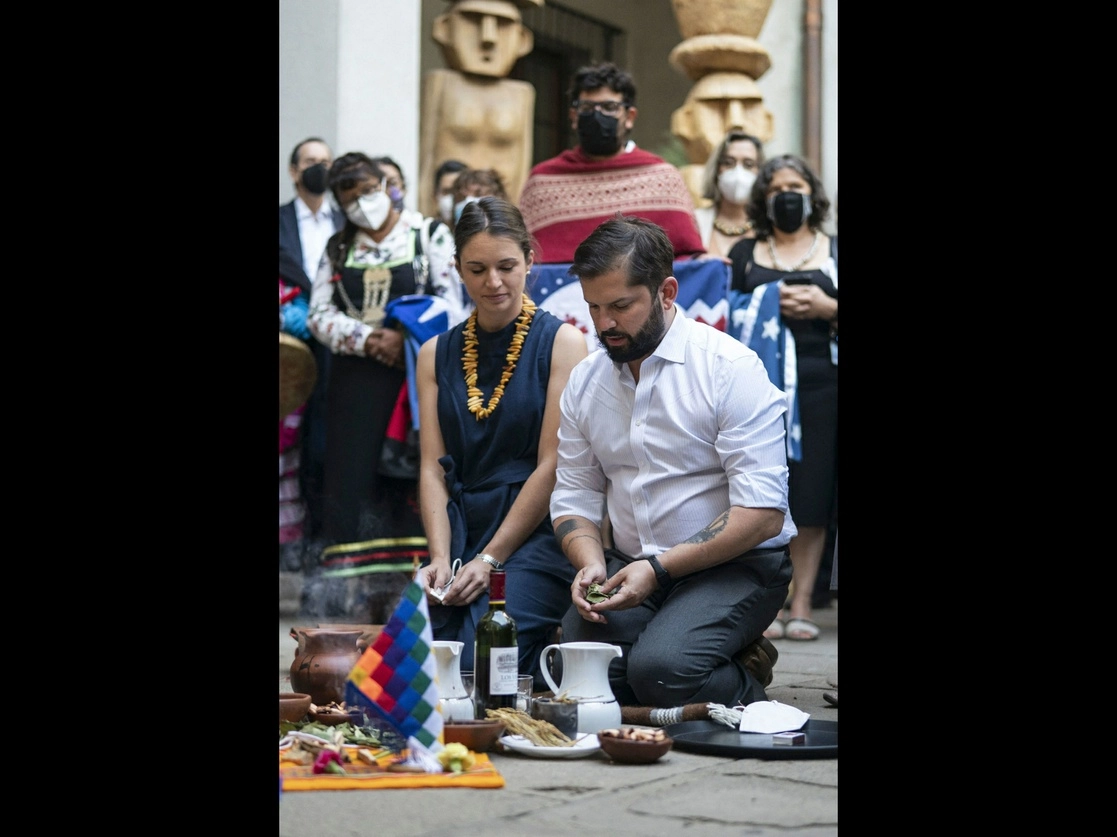 El presidente Gabriel Boric y su novia, Irina Karamanos, participaron ayer en un ritual tradicional de gobernanza con autoridades de la comunidad mapuche y de otros pueblos originarios en la sede del Poder Ejecutivo en el Palacio de La Moneda en Santiago.Foto Afp vía presidencia de Chile
